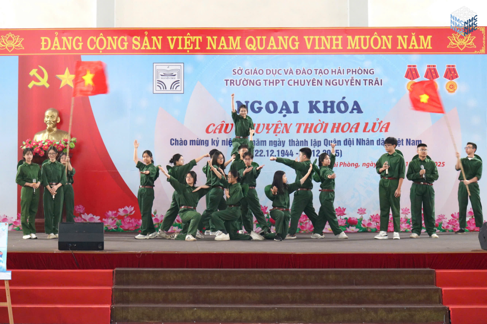 Xúc động và tự hào - chương trình ngoại khóa: “ Câu chuyện thời hoa lửa”